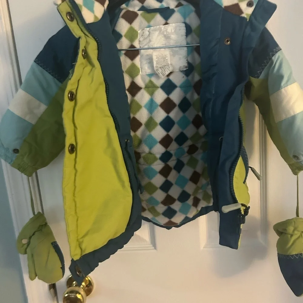 Duex par Duex snow jacket. Pockets, removable hood, flannel inserts. Mittens